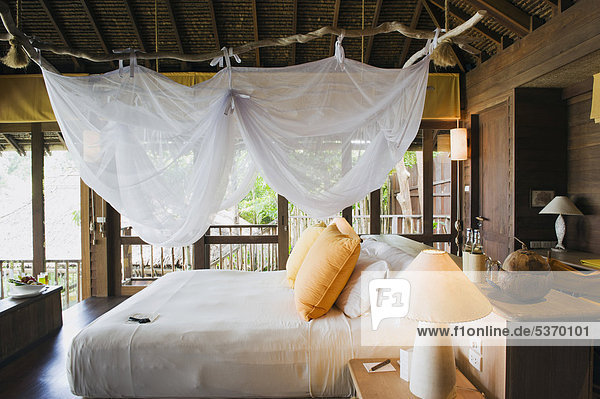 Bett im Luxusbungalow  Luxushotel  Six Senses Resort  Insel Ko Yao Noi  Phang Nga  Thailand  Südostasien  Asien