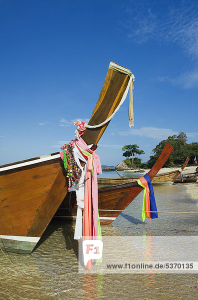 Longtailboote am Strand  Golden Pearl Beach  Insel Ko Jum oder Ko Pu  Krabi  Thailand  Südostasien  Asien
