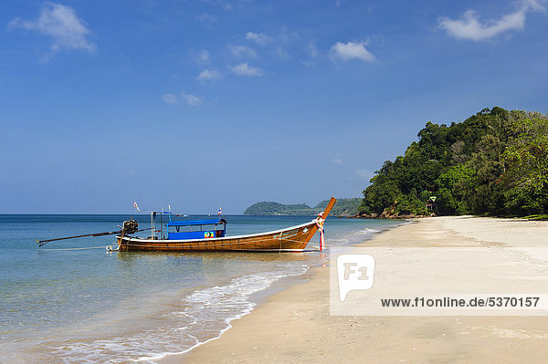 Longtailboot am Sandstrand  Ao Si Beach  Insel Ko Jum oder Ko Pu  Krabi  Thailand  Südostasien  Asien