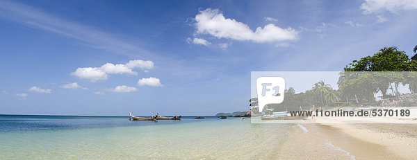 Longtailboot am Palmenstrand  Golden Pearl Beach  Insel Ko Jum oder Ko Pu  Krabi  Thailand  Südostasien  Asien