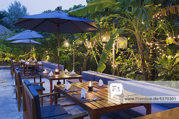 Gartenrestaurant  gedeckte Tische  Nacht  The Sevenseas Resort  Insel Ko Kradan  Trang  Thailand  Südostasien  Asien