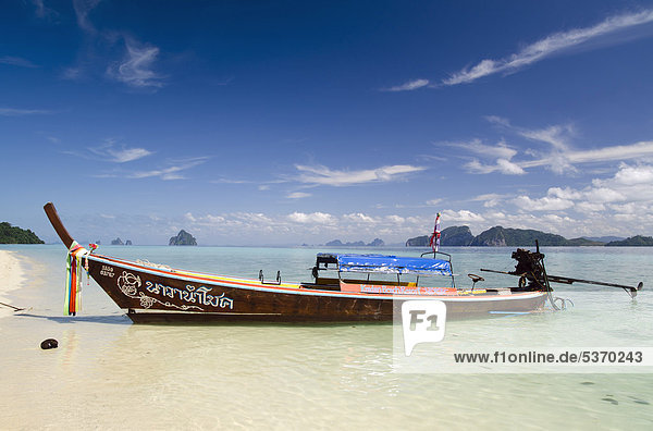 Longtailboot liegt am Sandstrand  Insel Ko Kradan  Trang  Thailand  Südostasien  Asien