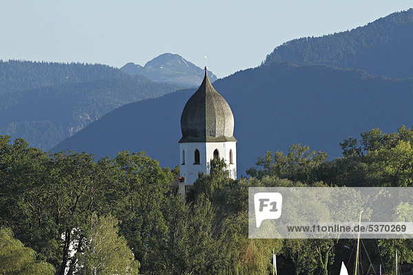 Glockenturm und Kirchturm der St. Irmengard Kirche  Fraueninsel  Chiemsee  Chiemgau  Oberbayern  Deutschland  Europa
