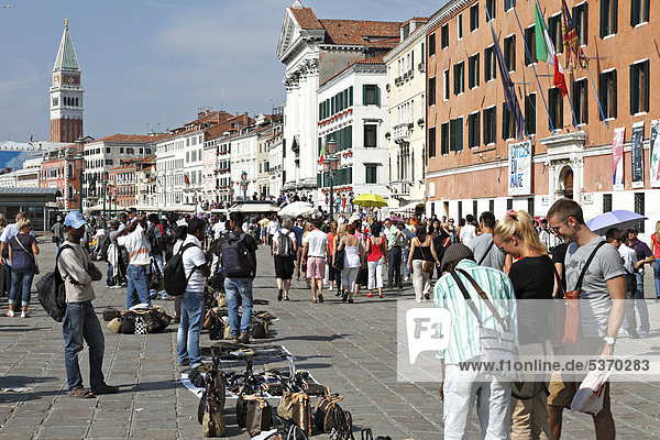 Handtaschenverkäufer in der Nähe des Piazza San Marco  Markusplatz  Venedig  Italien  Europa