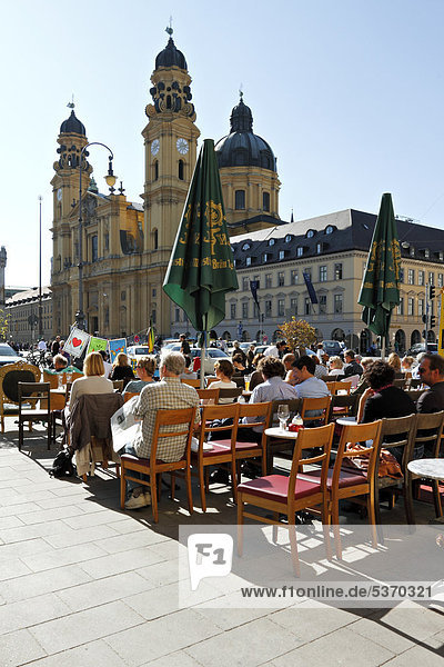 CafÈ Tambosi  Menschen sitzen draußen im Sonnenschein  Odeonsplatz  München  Oberbayern  Deutschland  Europa