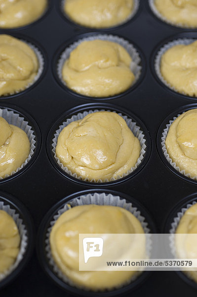 Brioche Minibrioche in einer Muffinform vor dem Backen