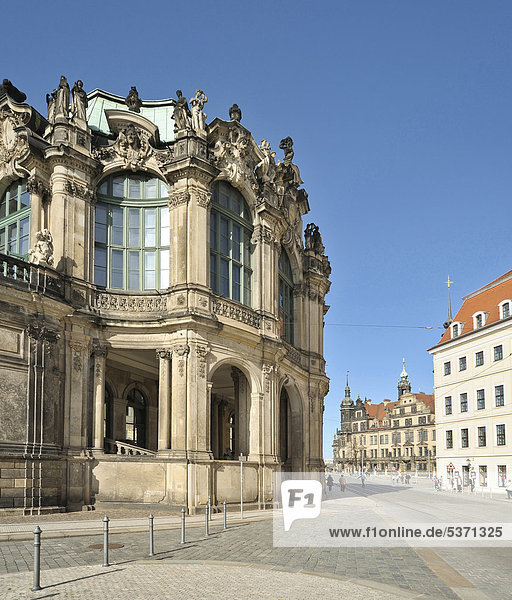 Blick auf Zwinger  hinten das Residenzschloss  Dresden  Sachsen  Deutschland  Europa