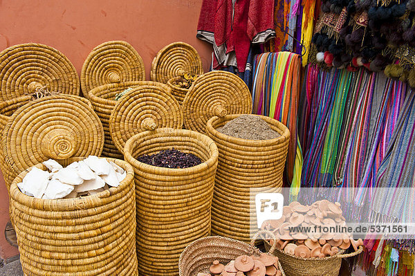 benutzen Korb groß großes großer große großen verkaufen Basar Altstadt täglich Marrakesch Souk Afrika Marokko Tee
