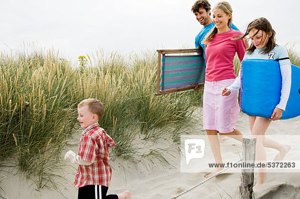 Junge Familie beim Spaziergang am Strand
