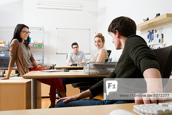 Junge Männer und Frauen im Büro