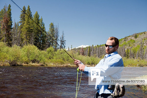 Mann Fliegenfischen in River  Colorado  USA