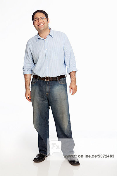 Porträt eines erwachsenen Mannes vor weißem Hintergrund