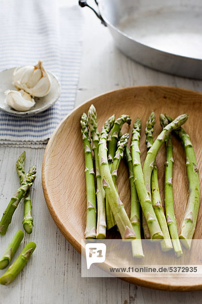 Freshly cut asparagus lying in a bowl