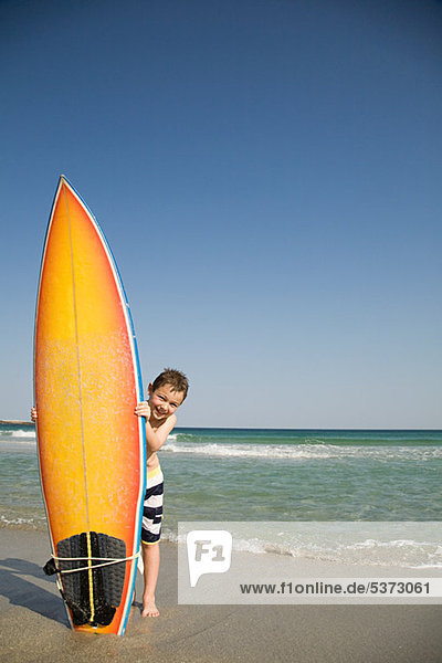 Junge - Person halten Surfboard Sand Ende