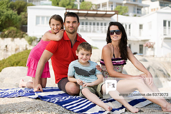 Familie sitzen mit einem Urlaub Foto