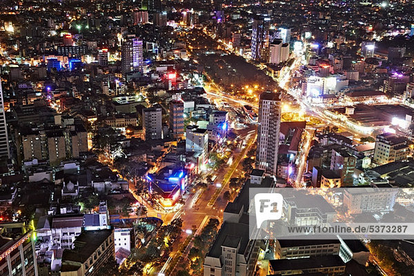 Nachtansicht der beleuchteten Ho-Chi-Minh-Stadt  Vietnam