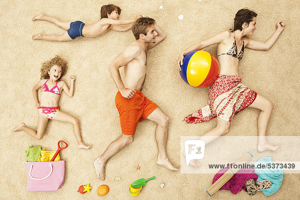 Deutschland  Künstliche Strandszene mit Familien- und Strandspielzeug