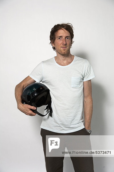 Mann mit Helm auf weißem Hintergrund