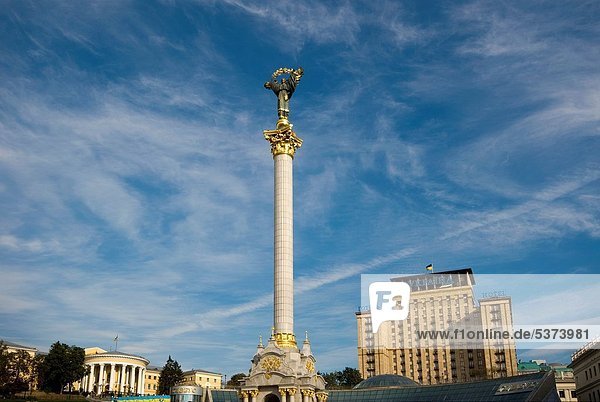 Ukraine  Kiev  Maidan Nezalezhnosti with the monument to Berehynia in the foreground.