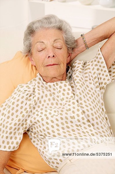 Senior Senioren Frau schlafen dösen
