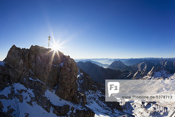 Österreich  Deutschland  Bayern  Wettersteingebirge  Blick von der Zugspitze über die Alpen bei Sonnenaufgang