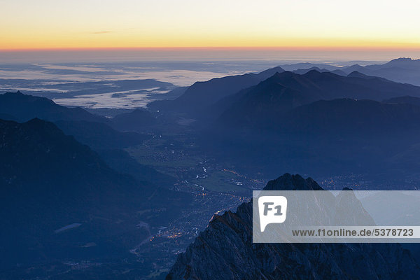 Deutschland  Bayern  Blick von der Zugspitze über Stadt  Alpen und Wettersteingebirge