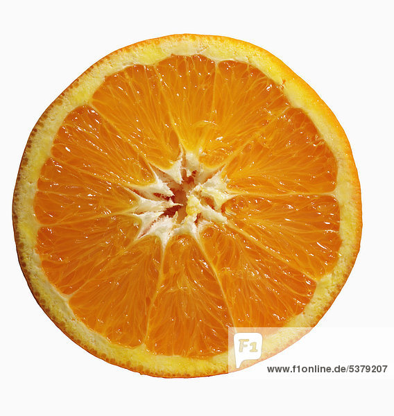 Halbschnitt orange vor weißem Hintergrund  Nahaufnahme