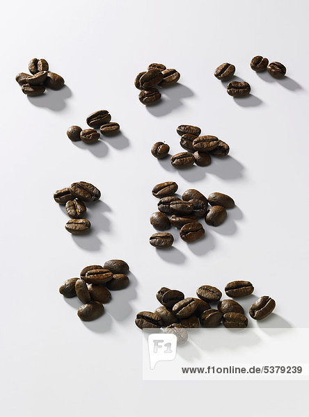 Röstkaffeebohnen auf weißem Hintergrund