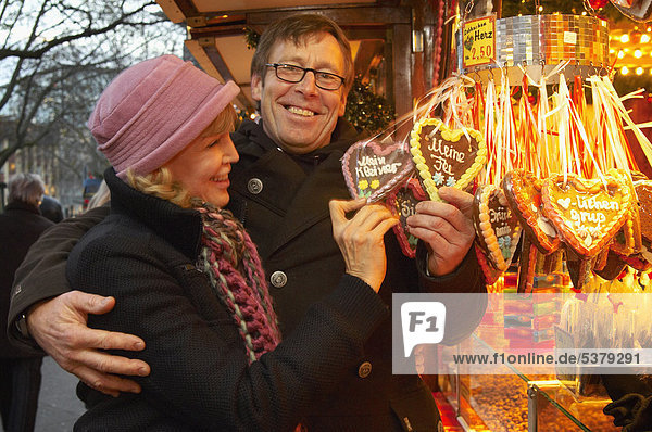 Deutschland  Hamburg  Reife Paareinkäufe auf dem Weihnachtsmarkt