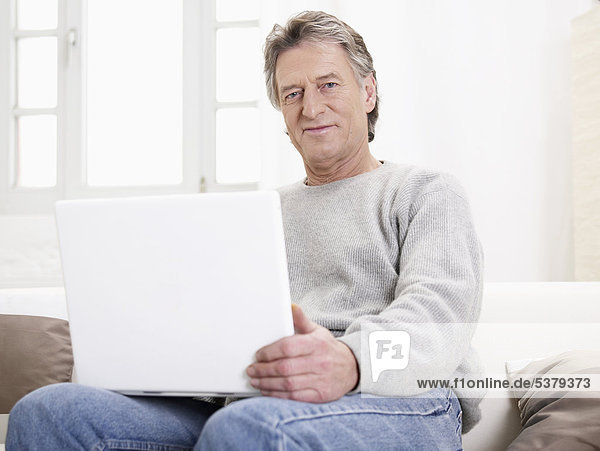 Senior Mann mit Laptop,  Portrait