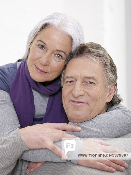 Deutschland  Hamburg  Seniorenpaar lächelnd  Portrait