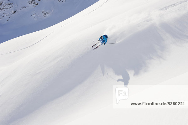 Österreich  Zurs  Lech  Junger Mann beim Skifahren am Arlberg