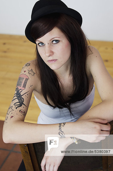 Junge Frau mit Tattoos  Portrait