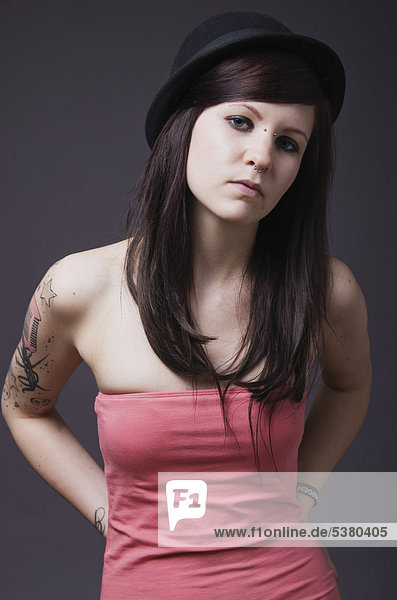 Junge Frau mit Tattoos  Portrait
