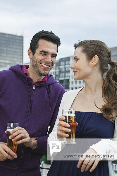 Germany  Berlin  Couple drinking beverages