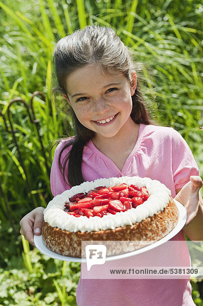Mädchen mit Kuchen  lächelnd  Portrait