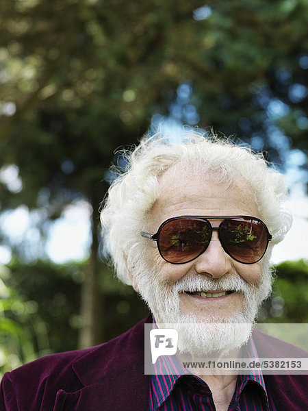 Lächelnder älterer Mann mit Sonnenbrille