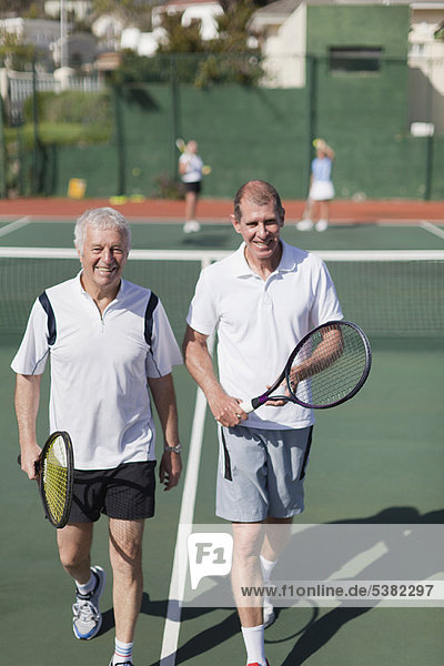 Mann  gehen  alt  Gericht  Tennis