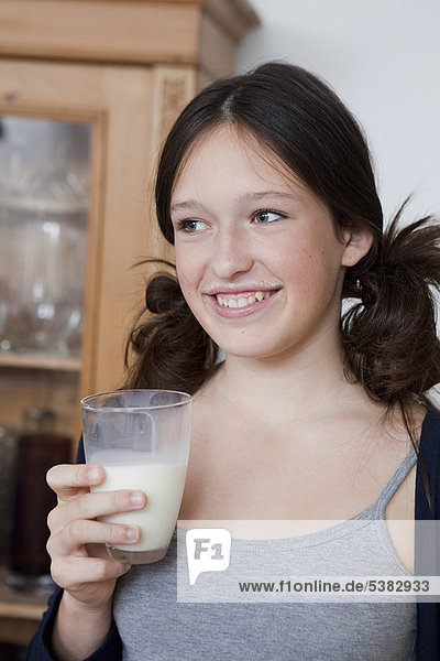 lächeln  Küche  trinken  Mädchen  Milch