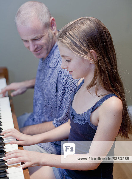 Menschlicher Vater  Klavier  Tochter  spielen