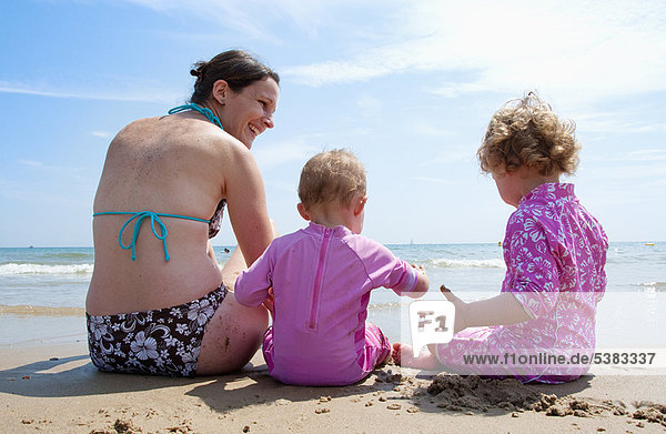Strand  Mädchen  Mutter - Mensch  spielen