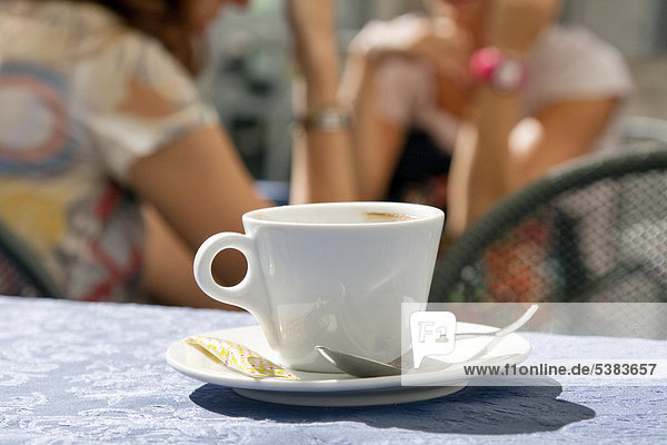 Kaffeetasse auf Tisch in Straßencafe