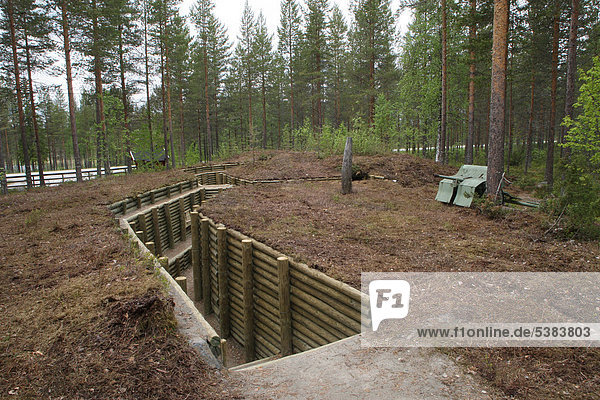 Nachbildung eines Schützengrabens aus dem Zweiten Weltkrieg bei Kuhmo  Finnland  Europa
