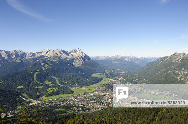 Blick vom Wank auf Garmisch-Partenkirchen mit Zugspitze  Jubiläumsgrat und Alpspitze  Oberbayern  Bayern  Deutschland  Europa