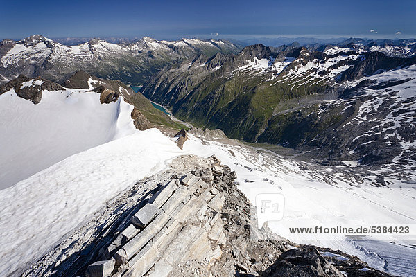 Blick vom Hochfeiler  Pfitschertal  hinten das Zillertal und Schlegeisspeicher  Österreich  Südtirol  Italien  Europa