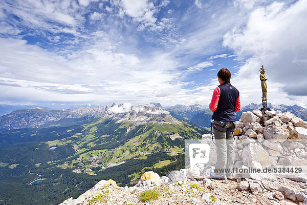 Bergsteiger auf dem Diamantiniturm  bei der Latemarüberschreitung  Klettersteig  hinten die Rosengartengruppe  Dolomiten  Südtirol  Italien  Europa