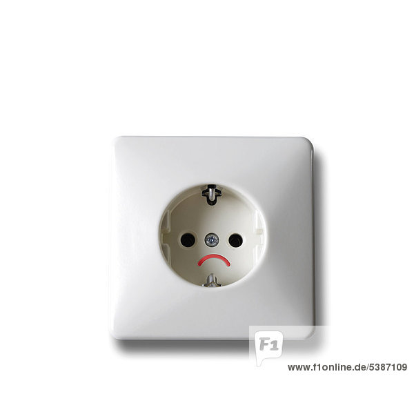 Steckdose mit traurigem Smiley - Symbol für teuren Strom