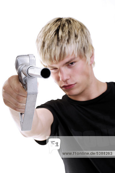Junger Mann mit Zapfpistole