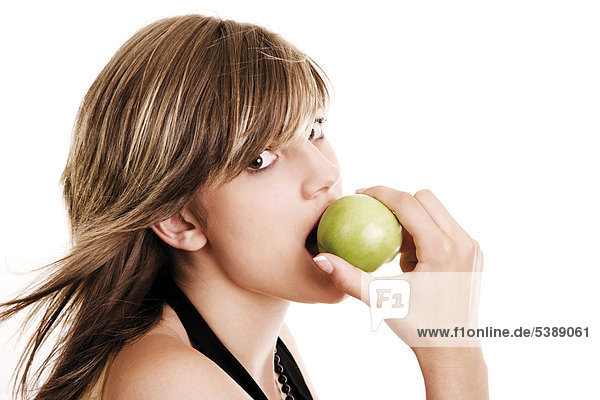 Junge Frau ißt grünen Apfel