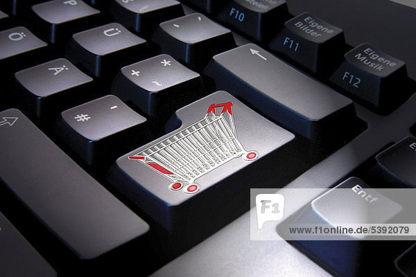 Tastatur mit Einkaufswagen - Symbol für online-shopping